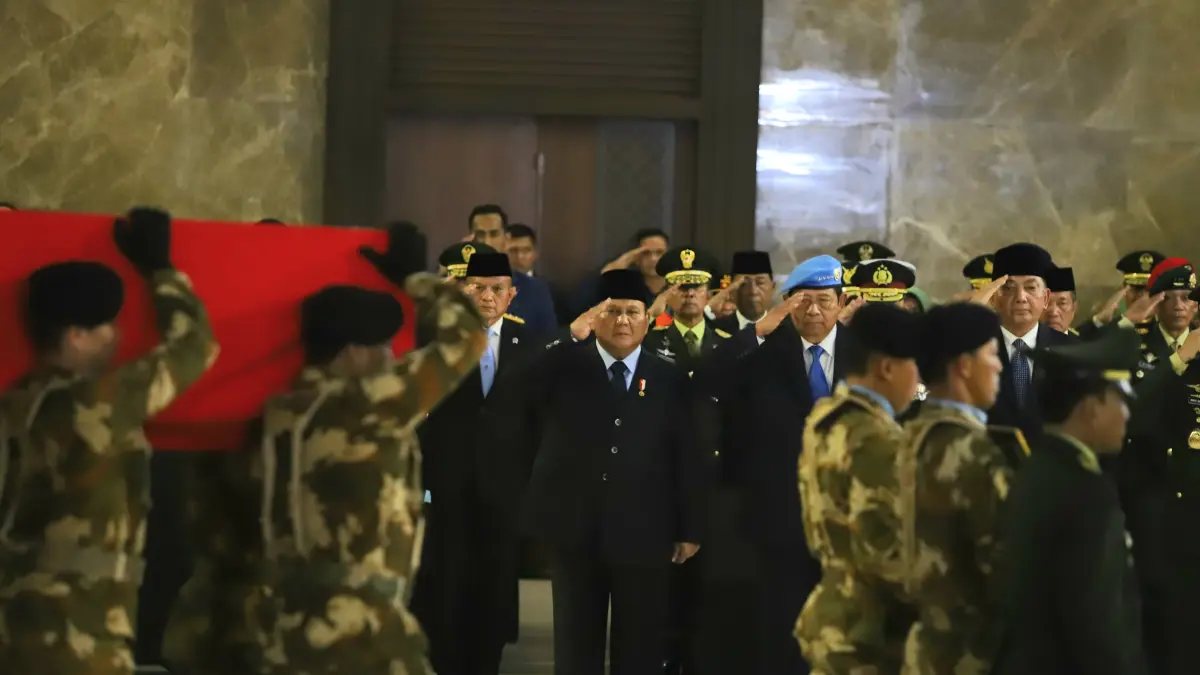 Presiden Prabowo Beri Penghormatan Terakhir kepada Prajurit TNI yang Gugur di Lebanon - Image