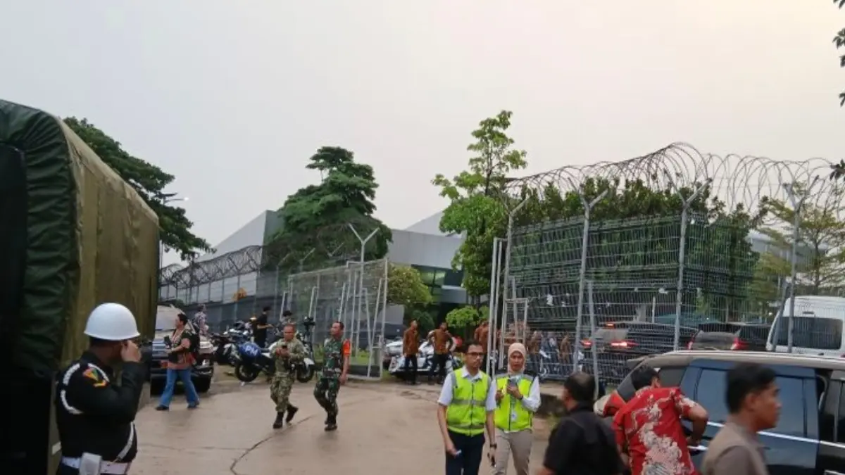 Area Kedatangan Tiga Jenazah TNI di Bandara Soetta Diperketat - Image