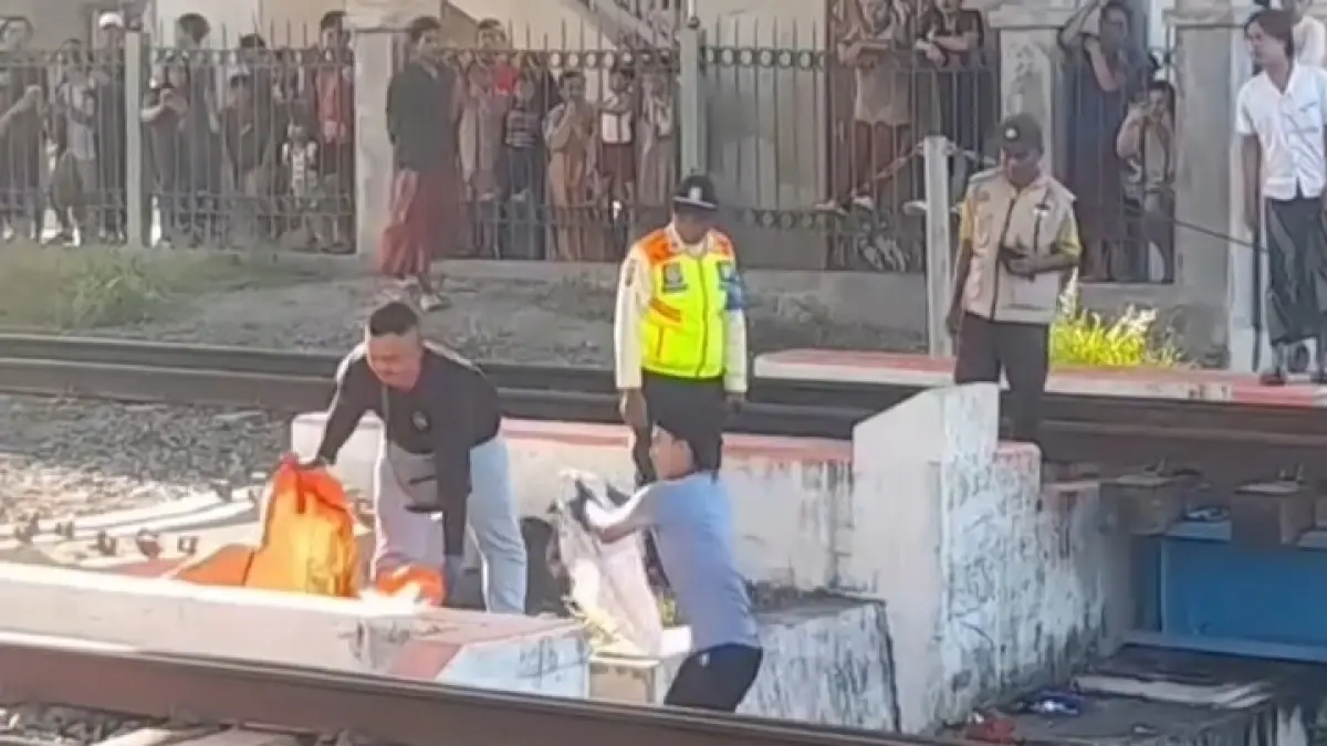 Tragis! Nenek 71 Tahun Tewas Tertabrak Kereta di Perlintasan Bawah Flyover Krian Sidoarjo - Image