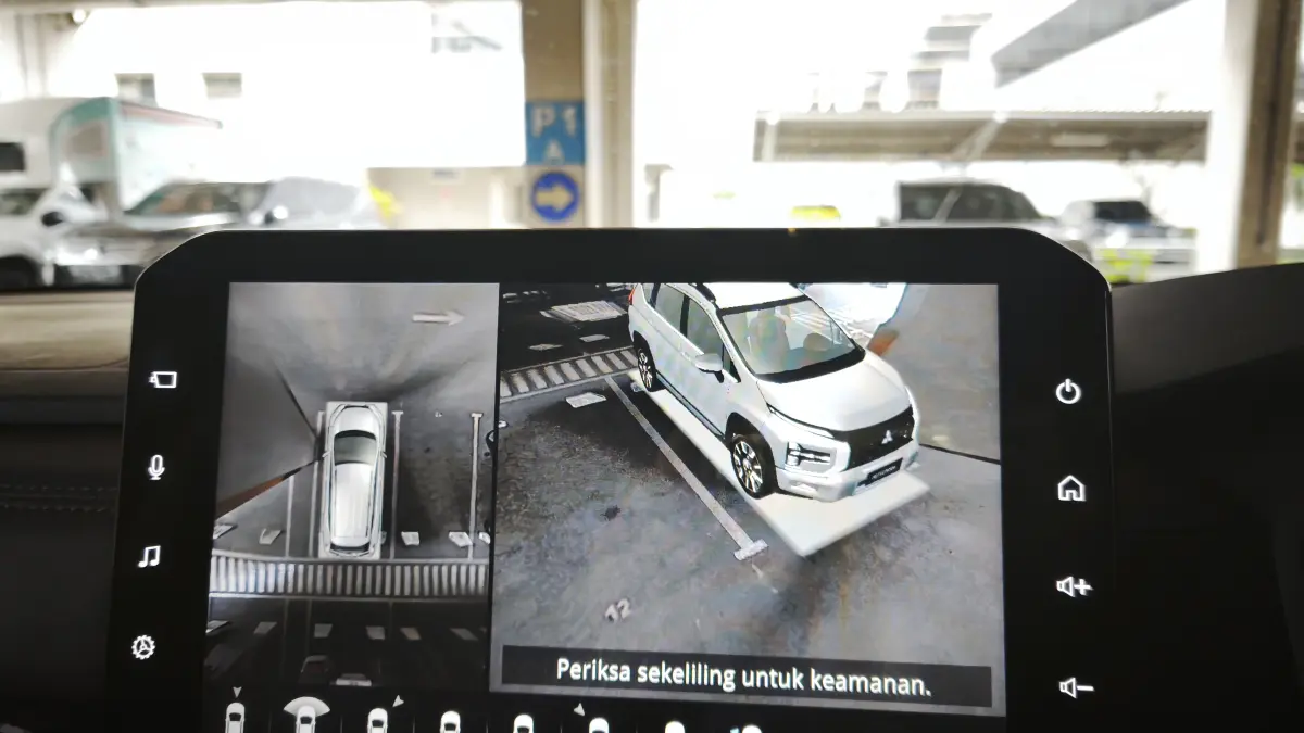 Tampilan bird-eye view fitur kamera 360 yang ditampilkan di head unit Mitsubishi Xpander Cross membuat parkir menjadi lebih mudah. (Dinarsa Kurniawan/JawaPos.com)