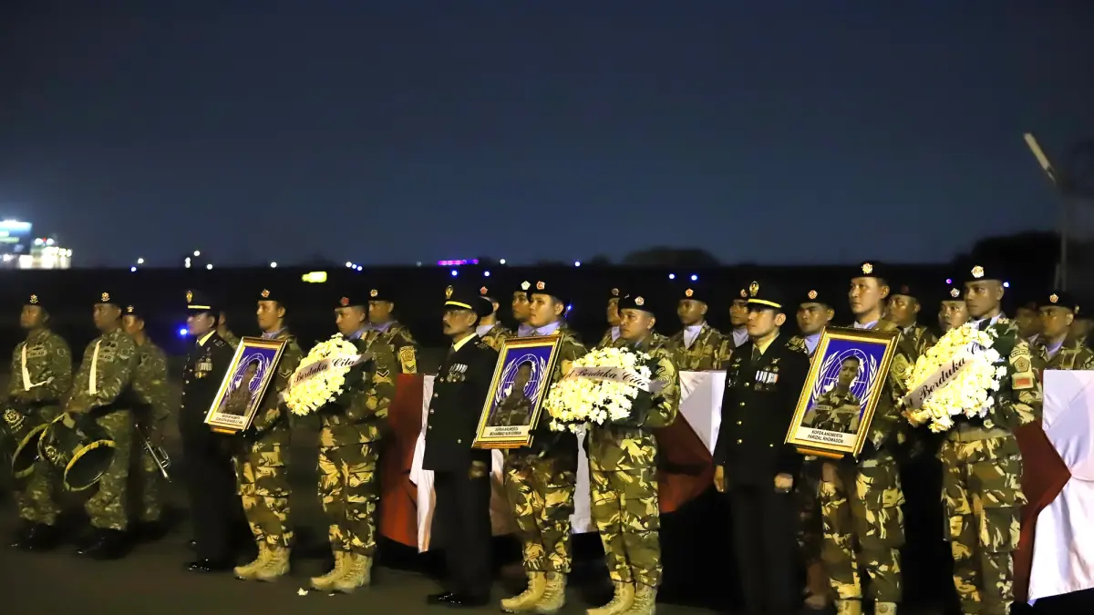 Sejumlah prajurit TNI mengusung peti jenazah personel penjaga perdamaian yang tergabung dalam United Nations Interim Force in Lebanon (UNIFIL) saat upacara pelepasan di Terminal 3 Bandara Soekarno-Hatta, Tangerang, Banten, Sabtu (4/4/2026). (Dery Ridwansa