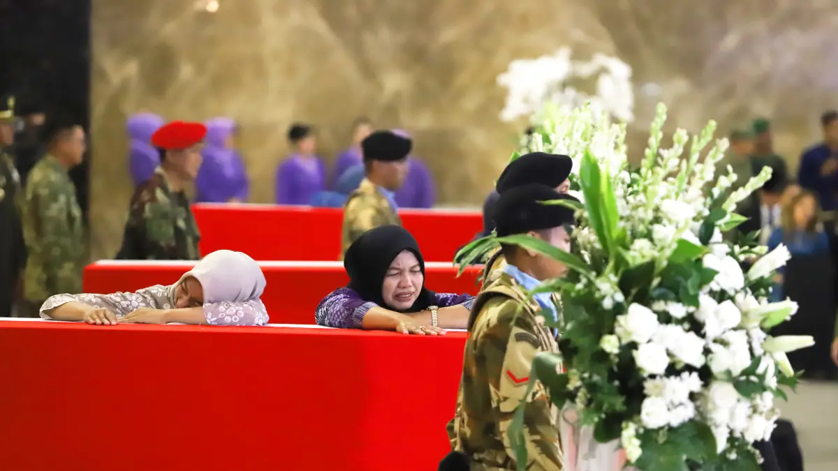 Ibu dari Serka (Anm) M. Nur Ichwan menangis di atas peti jenazah saat penghormatan jenazah personel penjaga perdamaian yang tergabung dalam United Nations Interim Force in Lebanon (UNIFIL) setibanya di VIP Room Terminal 3 Bandara Soekarno-Hatta, Tangerang