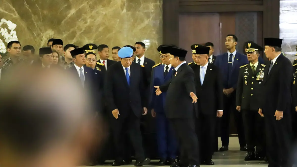Presiden Prabowo Subianto saat menghadiri penghormatan jenazah personel penjaga perdamaian yang tergabung dalam United Nations Interim Force in Lebanon (UNIFIL) setibanya di VIP Room Terminal 3 Bandara Soekarno-Hatta, Tangerang, Banten, Sabtu (4/4/2026).