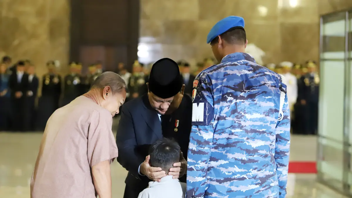 Presiden Prabowo Subianto saat menghadiri penghormatan jenazah personel penjaga perdamaian yang tergabung dalam United Nations Interim Force in Lebanon (UNIFIL) setibanya di VIP Room Terminal 3 Bandara Soekarno-Hatta, Tangerang, Banten, Sabtu (4/4/2026).