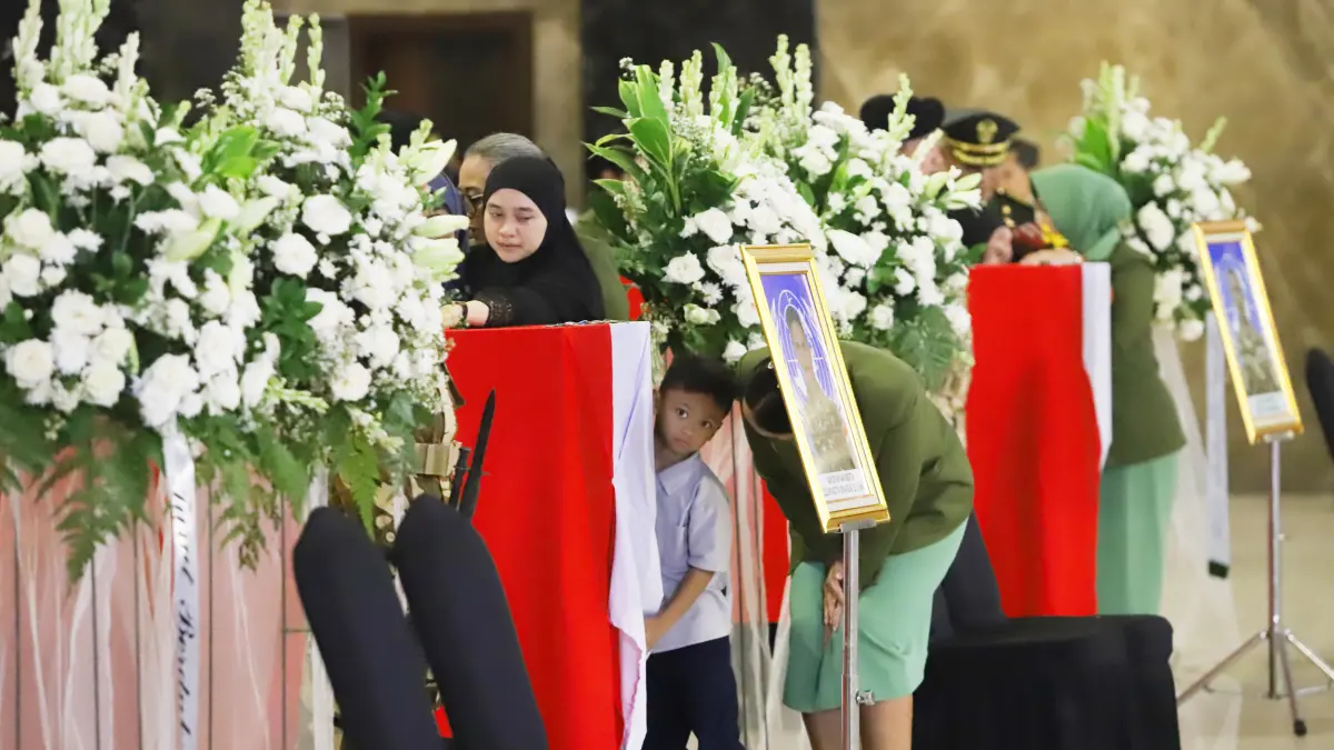Istri Mayor Inf (Anm) Zulmi Aditya Iskandar menangis di atas peti jenazah saat penghormatan jenazah personel penjaga perdamaian yang tergabung dalam United Nations Interim Force in Lebanon (UNIFIL) setibanya di VIP Room Terminal 3 Bandara Soekarno-Hatta,