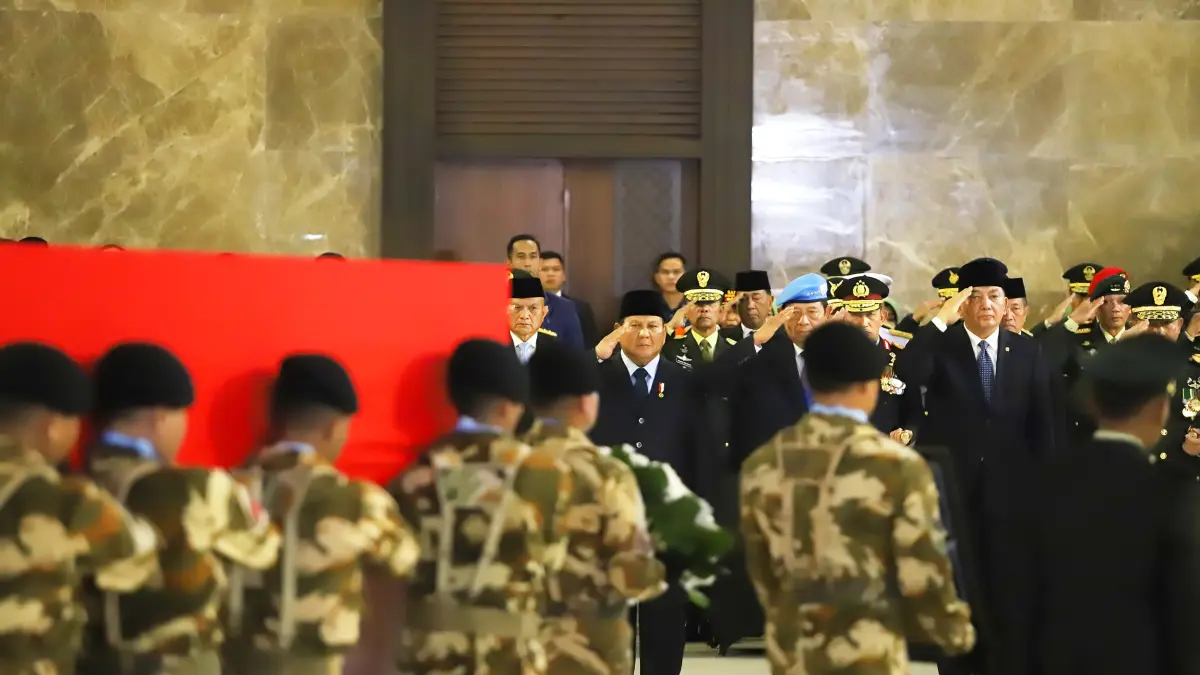 Presiden Prabowo Subianto saat menghadiri penghormatan jenazah personel penjaga perdamaian yang tergabung dalam United Nations Interim Force in Lebanon (UNIFIL) setibanya di VIP Room Terminal 3 Bandara Soekarno-Hatta, Tangerang, Banten, Sabtu (4/4/2026).