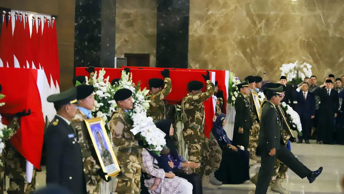 Sejumlah prajurit TNI mengusung peti jenazah personel penjaga perdamaian yang tergabung dalam United Nations Interim Force in Lebanon (UNIFIL) saat upacara pelepasan di Terminal 3 Bandara Soekarno-Hatta, Tangerang, Banten, Sabtu (4/4/2026). (Dery Ridwansa