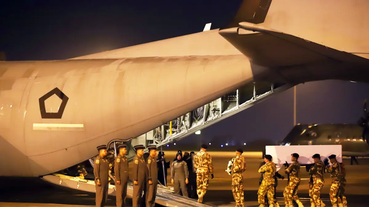 Sejumlah prajurit TNI mengusung peti jenazah personel penjaga perdamaian yang tergabung dalam United Nations Interim Force in Lebanon (UNIFIL) saat upacara pelepasan di Terminal 3 Bandara Soekarno-Hatta, Tangerang, Banten, Sabtu (4/4/2026). (Dery Ridwansa