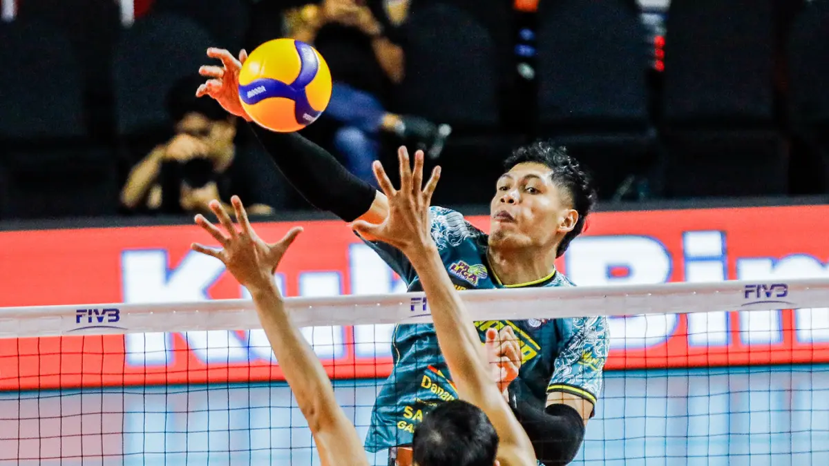Pemain Surabaya Samator Hadi Suharto melakukan spike kepada pemain Jakarta Lavani Livin' Transmedia dalam Final Four Proliga 2026 di Jawa Pos Arena, Surabaya, Minggu (5/4/2026). (Riana Setiawan/ Jawa Pos)