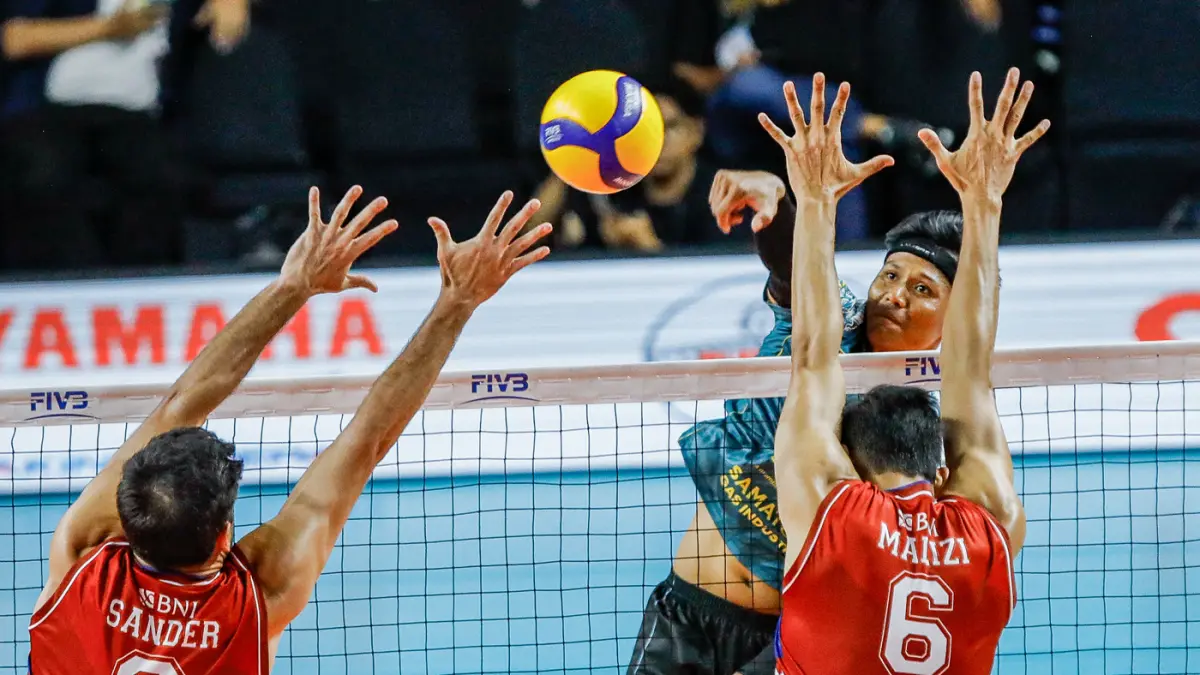 Pemain Surabaya Samator Tedi Syahputra melakukan spike kepada pemain Jakarta Lavani Livin' Transmedia dalam Final Four Proliga 2026 di Jawa Pos Arena, Surabaya, Minggu (5/4/2026). (Riana Setiawan/ Jawa Pos)