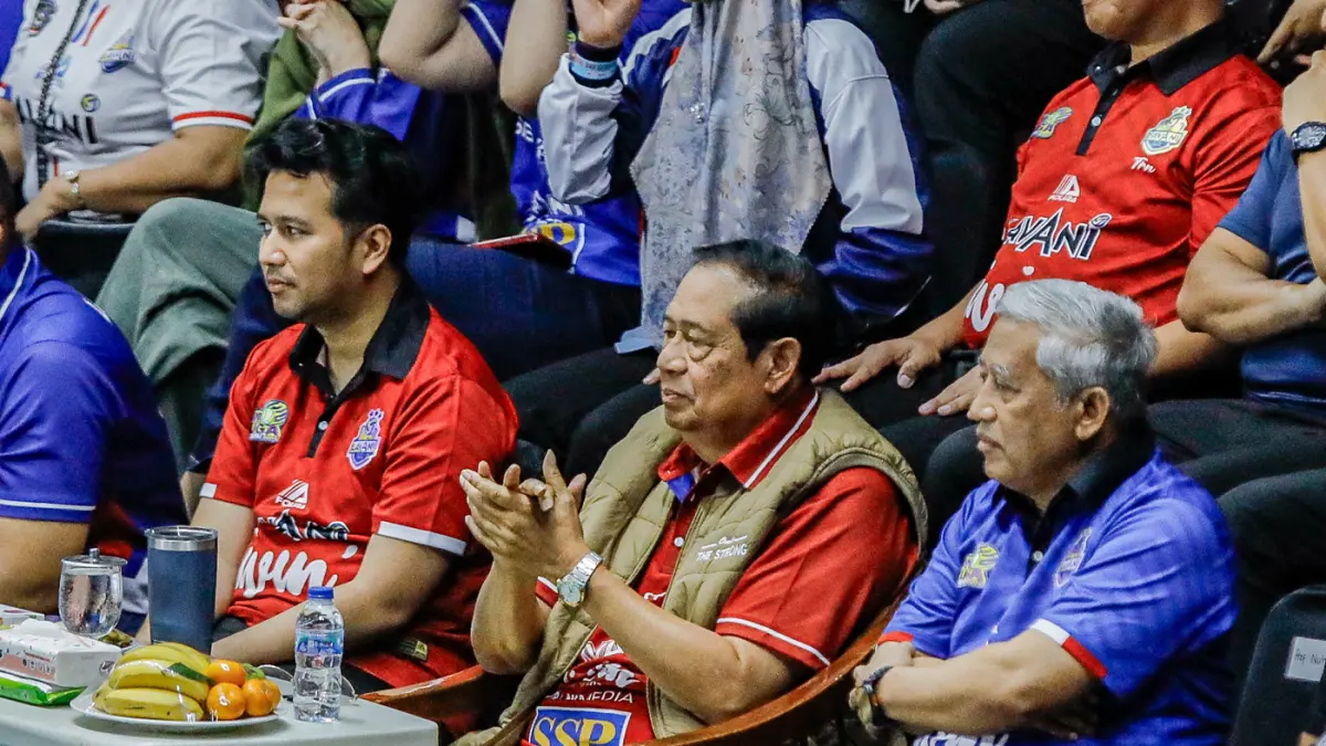 Presiden ke-6 Indonesia, Susilo Bambang Yodhoyono menyaksikan timnya Jakarta Lavani Livin' Transmedia berlaga melawan Surabaya Samator dalam Final Four Proliga 2026 di Jawa Pos Arena, Surabaya, Minggu (5/4/2026). (Riana Setiawan/ Jawa Pos)