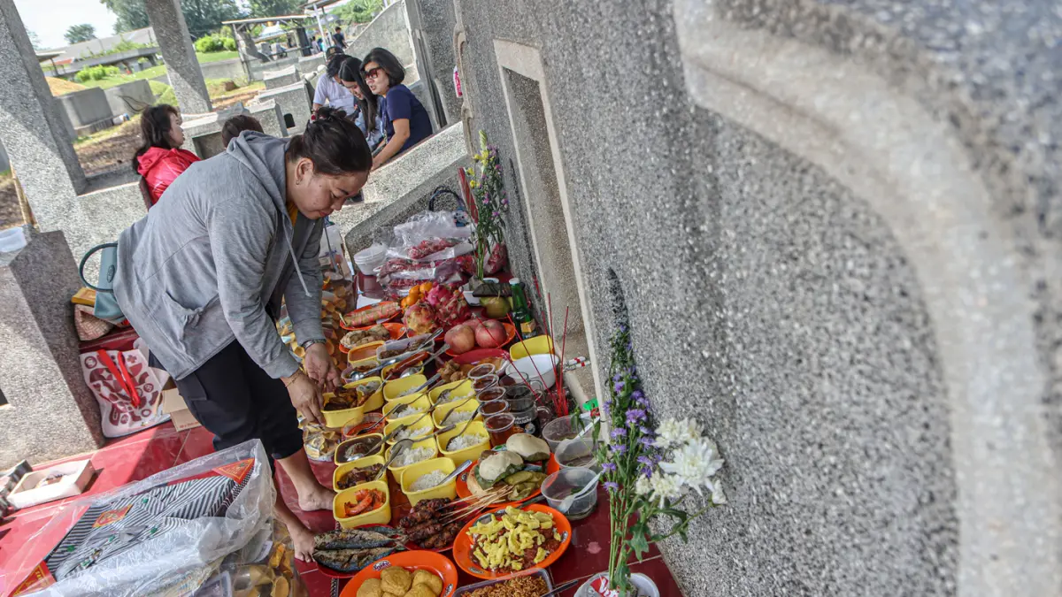 Prosesi sembahyang Cheng beng di TPU Tanah Cepe, Kota Tangerang, Minggu (5/4/2026). (Hanung Hambara/Jawa Pos)