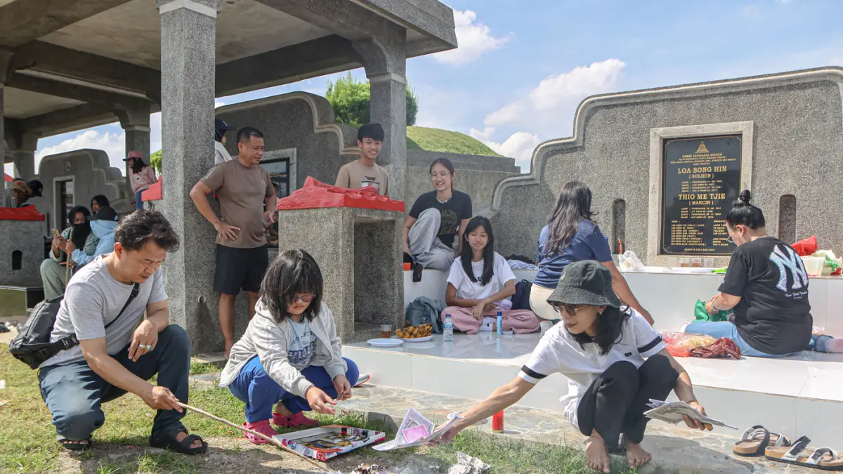 Prosesi sembahyang Cheng beng di TPU Tanah Cepe, Kota Tangerang, Minggu (5/4/2026). (Hanung Hambara/Jawa Pos)