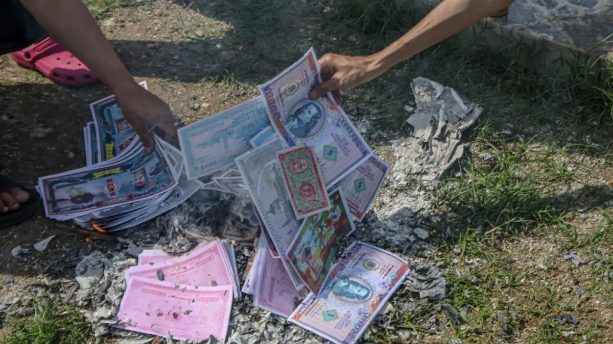 Prosesi sembahyang Cheng beng di TPU Tanah Cepe, Kota Tangerang, Minggu (5/4/2026). (Hanung Hambara/Jawa Pos)