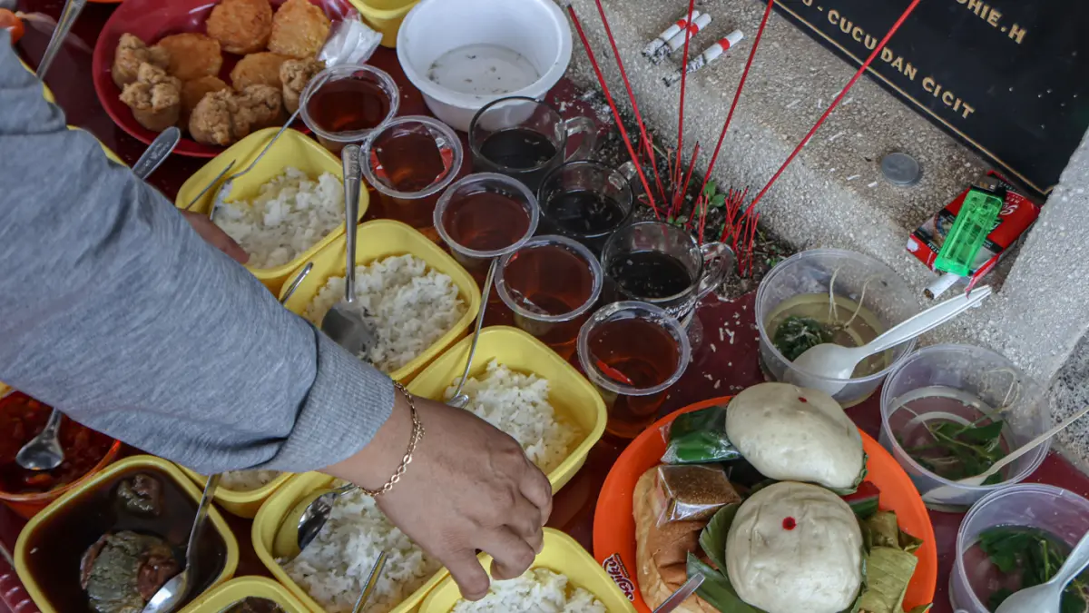 Prosesi sembahyang Cheng beng di TPU Tanah Cepe, Kota Tangerang, Minggu (5/4/2026). (Hanung Hambara/Jawa Pos)