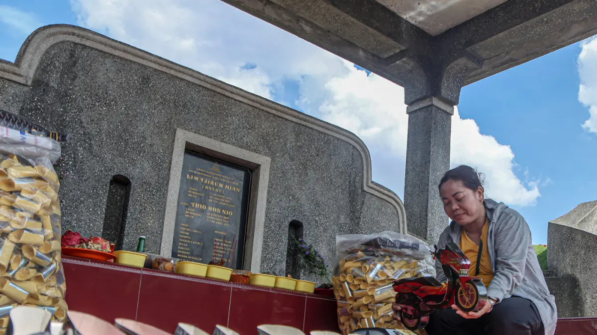 Prosesi sembahyang Cheng beng di TPU Tanah Cepe, Kota Tangerang, Minggu (5/4/2026). (Hanung Hambara/Jawa Pos)