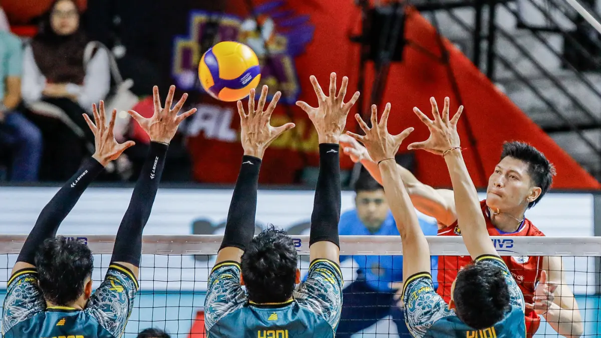 Sejumlah pemain Jakarta Lavani Livin' Transmedia Dimas Saputra melakukan spike kepada pemain Surabaya Samator dalam Final Four Proliga 2026 di Jawa Pos Arena, Surabaya, Minggu (5/4/2026). (Riana Setiawan/ Jawa Pos)