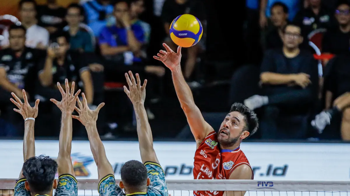 Sejumlah pemain Jakarta Lavani Livin' Transmedia Taylor Sader melakukan spike kepada pemain Surabaya Samator dalam Final Four Proliga 2026 di Jawa Pos Arena, Surabaya, Minggu (5/4/2026). (Riana Setiawan/ Jawa Pos)