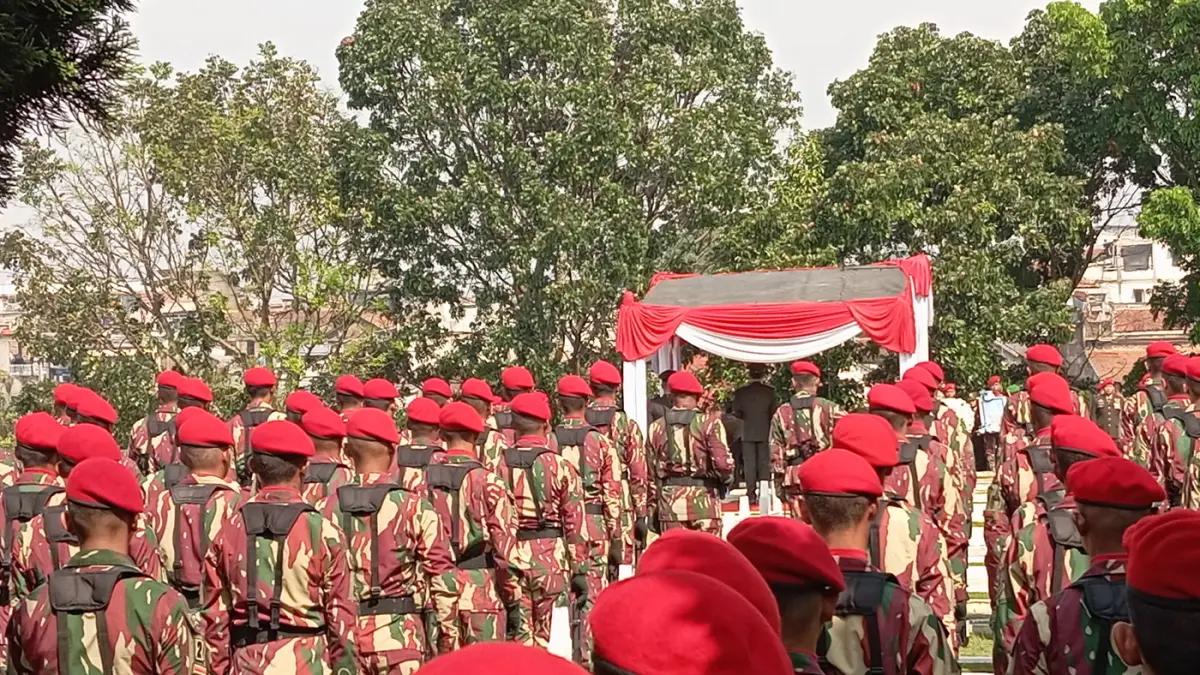 Suasana Pemakaman Mayor Anumerta Infanteri Zulmi Aditya Iskandar yang Gugur tugas di Lebanon, Taman Makam Pahlawan Cikutra, Kota Bandung, Jawa Barat, Minggu (5/4/2026). (Taofik Achmad Hidayat/ Radar Bandung)