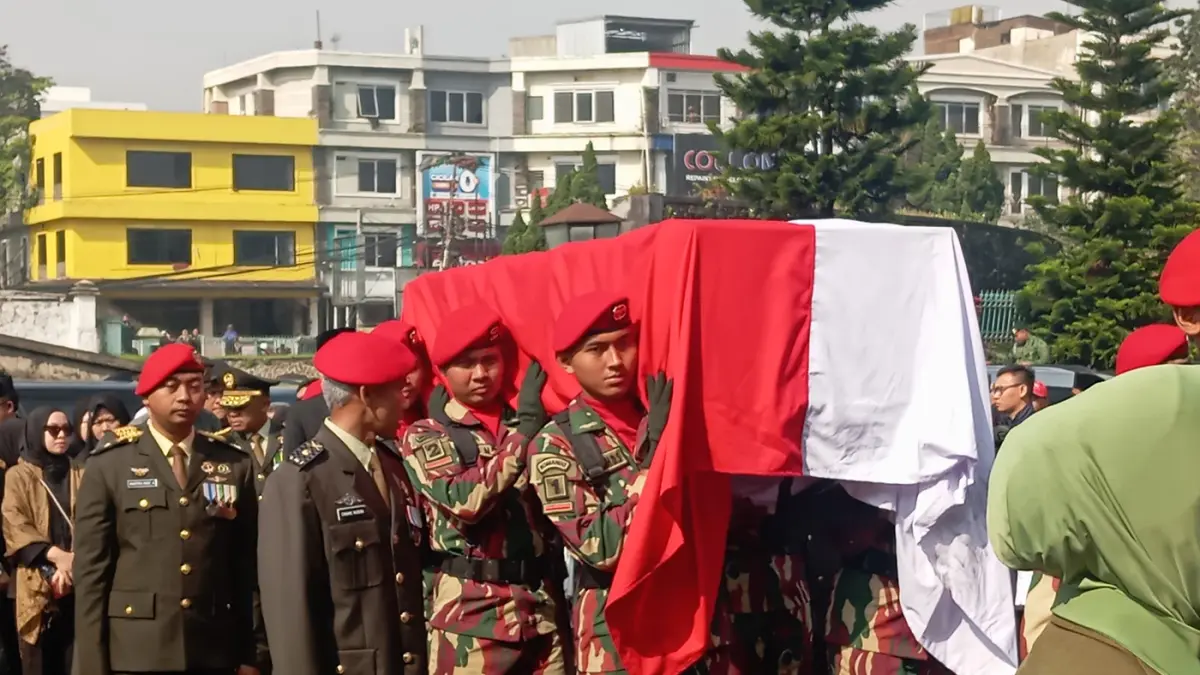 Suasana Pemakaman Mayor Anumerta Infanteri Zulmi Aditya Iskandar yang Gugur tugas di Lebanon, Taman Makam Pahlawan Cikutra, Kota Bandung, Jawa Barat, Minggu (5/4/2026). (Taofik Achmad Hidayat/ Radar Bandung)