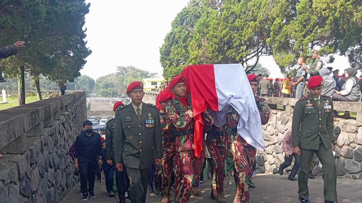 Suasana Pemakaman Mayor Anumerta Infanteri Zulmi Aditya Iskandar yang Gugur tugas di Lebanon, Taman Makam Pahlawan Cikutra, Kota Bandung, Jawa Barat, Minggu (5/4/2026). (Taofik Achmad Hidayat/ Radar Bandung)