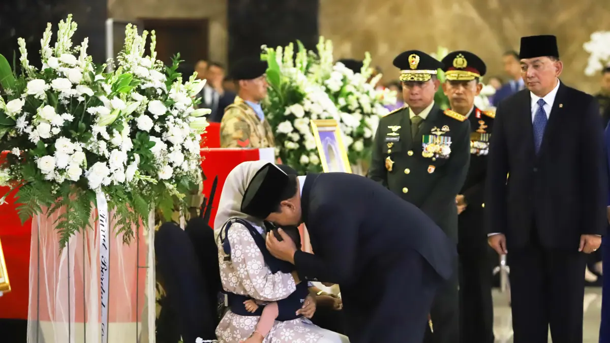 Presiden Prabowo Subianto mencium kening anak dari Serka (Anm) M. Nur Ichwan saat menghadiri penghormatan jenazah personel penjaga perdamaian yang tergabung dalam United Nations Interim Force in Lebanon (UNIFIL) setibanya di VIP Room Terminal 3 Bandara So