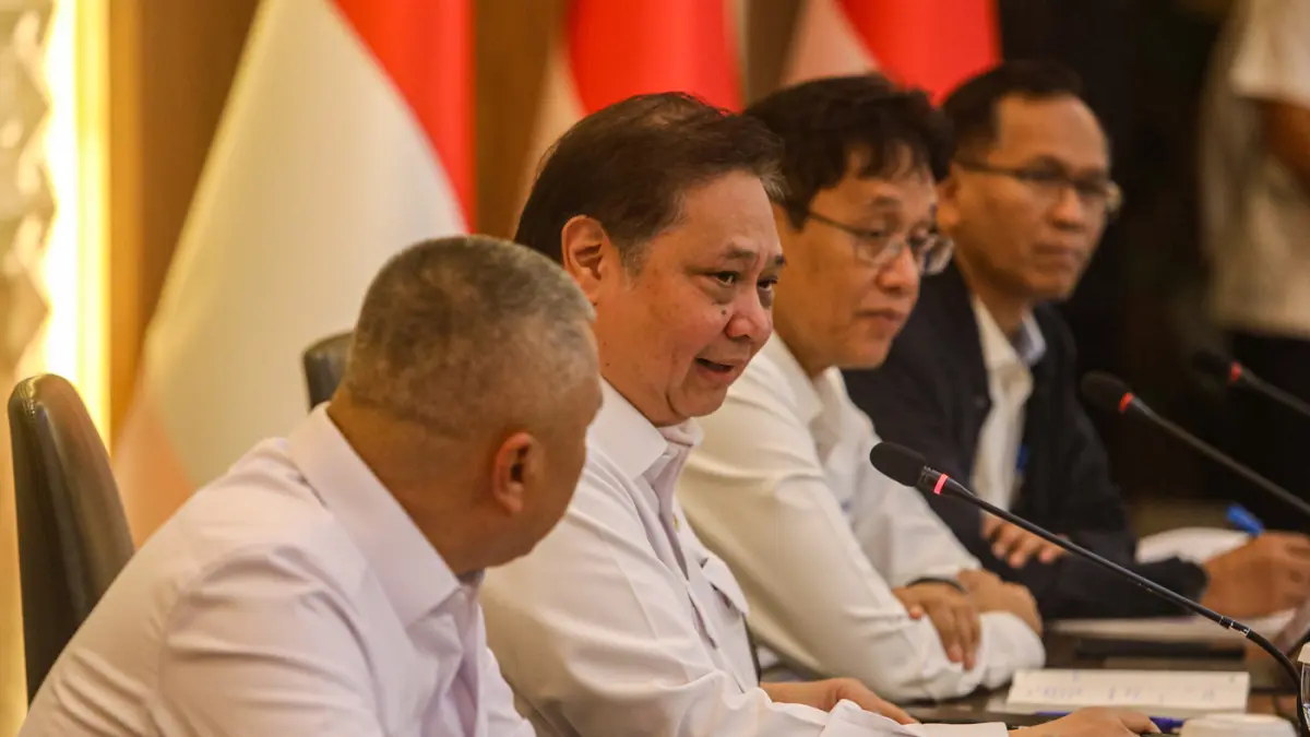 Menteri Koordinator Bidang Perekonomian Airlangga Hartarto (kedua kiri) bersama Menteri Keuangan Purbaya Yudhi Sadewa (kedua kanan), Menteri Perhubungan Dudy Purwagandhi (kiri), dan Deputi Bidang Perekonomian Sekretariat Dukungan Presiden Satya Bhakti Par