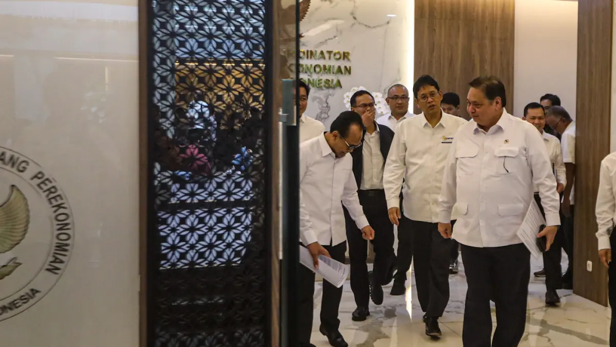 Menteri Koordinator Bidang Perekonomian Airlangga Hartarto (kanan) bersama Menteri Keuangan Purbaya Yudhi Sadewa (kedua kanan) bersiap memberikan pemaparan pada konferensi pers terkait kebijakan tentang transportasi dan BBM di Jakarta, Senin (6/4/2026). (