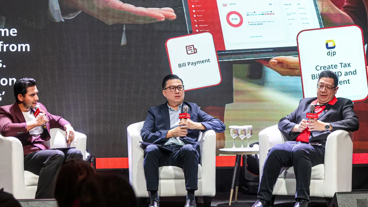 Direktur Business Banking CIMB Niaga Rusly Johannes (tengah) bersama Head of Transaction Banking CIMB Niaga Joni Hermanto (kanan) mempresentasikan aplikasi dalam acara Press Launch OCTOBIZ di Jakarta, Senin (06/04/2026). (Hanung Hambara/Jawa Pos)