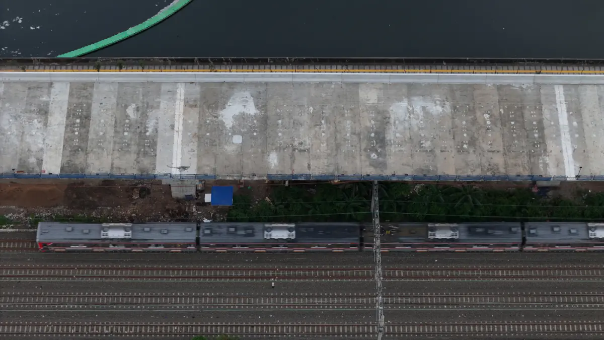Foto udara Suasana proyek Tol Harbour Road II (HBR II) ruas Ancol Timur-Pluit, Kawasan Ancol, Jakarta Utara, Senin (6/4/2026). (Dery Ridwansah/ JawaPos.com)