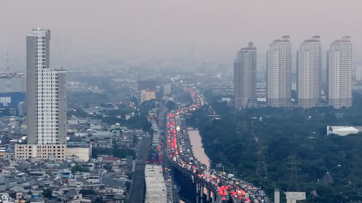 Foto udara Suasana proyek Tol Harbour Road II (HBR II) ruas Ancol Timur-Pluit, Kawasan Ancol, Jakarta Utara, Senin (6/4/2026). (Dery Ridwansah/ JawaPos.com)