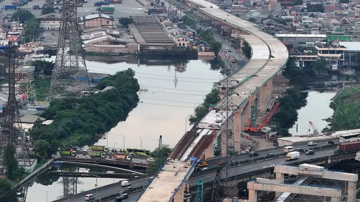 Foto udara Suasana proyek Tol Harbour Road II (HBR II) ruas Ancol Timur-Pluit, Kawasan Ancol, Jakarta Utara, Senin (6/4/2026). (Dery Ridwansah/ JawaPos.com)