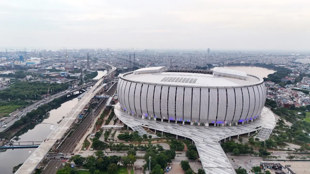 Foto udara Suasana proyek Tol Harbour Road II (HBR II) ruas Ancol Timur-Pluit yang melintasi Jakarta International Stadium (JIS) Jakarta Utara, Senin (6/4/2026). (Dery Ridwansah/ JawaPos.com)