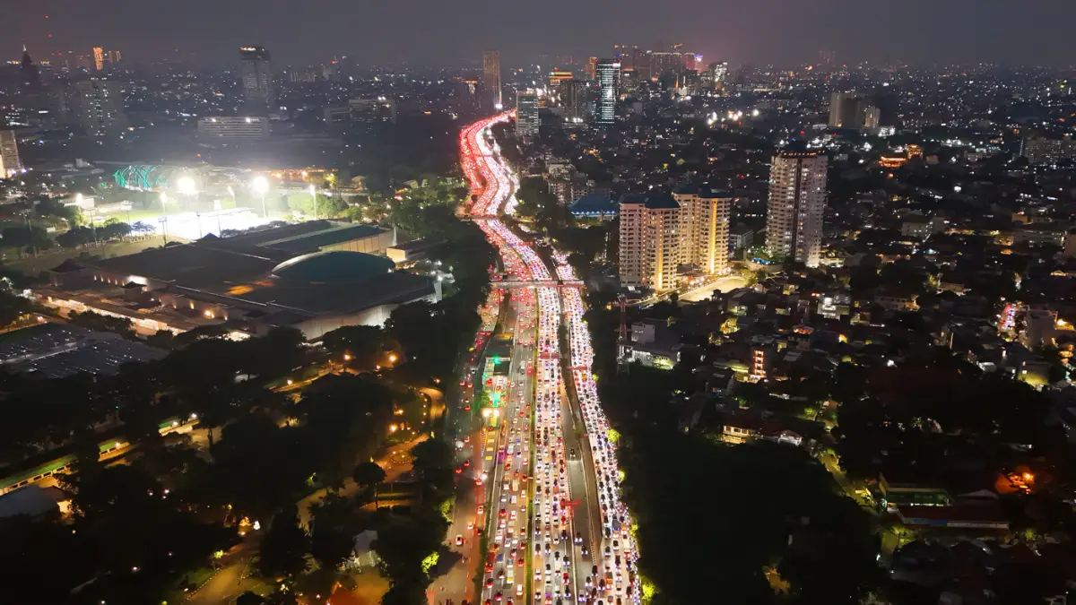 Foto udara terlihat kemacetan lalu lintas di Jalan Jenderal Gatot Subroto, Jakarta. (Dery Ridwansah/ JawaPos.com)