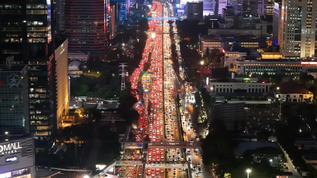 Foto udara terlihat kemacetan lalu lintas di Jalan Jenderal Gatot Subroto, Jakarta. (Dery Ridwansah/ JawaPos.com)