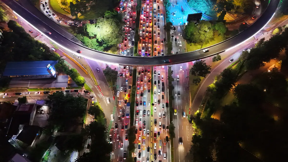 Foto udara terlihat kemacetan lalu lintas di Simpang Susun Semanggi, Jalan Jenderal Gatot Subroto, Jakarta. (Dery Ridwansah/ JawaPos.com)