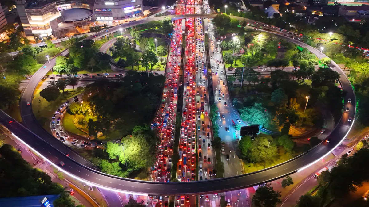 Foto udara terlihat kemacetan lalu lintas di Simpang Susun Semanggi, Jalan Jenderal Gatot Subroto, Jakarta. (Dery Ridwansah/ JawaPos.com)
