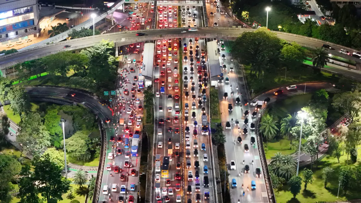 Foto udara terlihat kemacetan lalu lintas di Simpang Susun Semanggi, Jalan Jenderal Gatot Subroto, Jakarta. (Dery Ridwansah/ JawaPos.com)