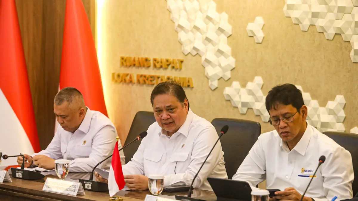 Menteri Koordinator Bidang Perekonomian Airlangga Hartarto (tengah) bersama Menteri Keuangan Purbaya Yudhi Sadewa (kanan) dan Menteri Perhubungan Dudy Purwagandhi (kiri)memberikan pemaparan pada konferensi pers terkait kebijakan tentang transportasi dan B