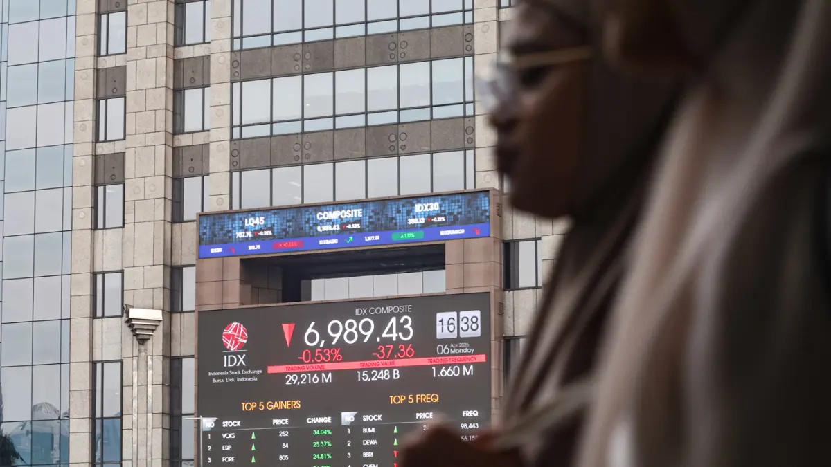 Papan informasi data saham Gedung BEI, Jakarta, Senin (6/4/2026). (Salman Toyibi/Jawa Pos)