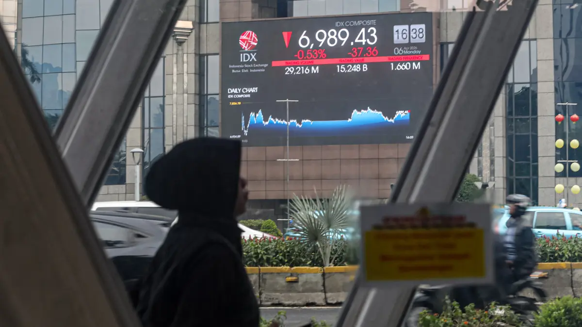 Papan informasi data saham Gedung BEI, Jakarta, Senin (6/4/2026). (Salman Toyibi/Jawa Pos)