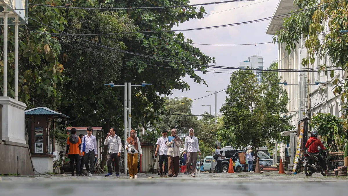 Pejalan kaki melintas di kawasan Kota Tua, Jakarta, Senin (06/04/2026). (Hanung Hambara/Jawa Pos)