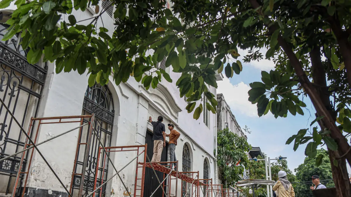 Pekerja saat merevitalisasi bangunan di kawasan Kota Tua, Jakarta, Senin (06/04/2026). (Hanung Hambara/Jawa Pos)