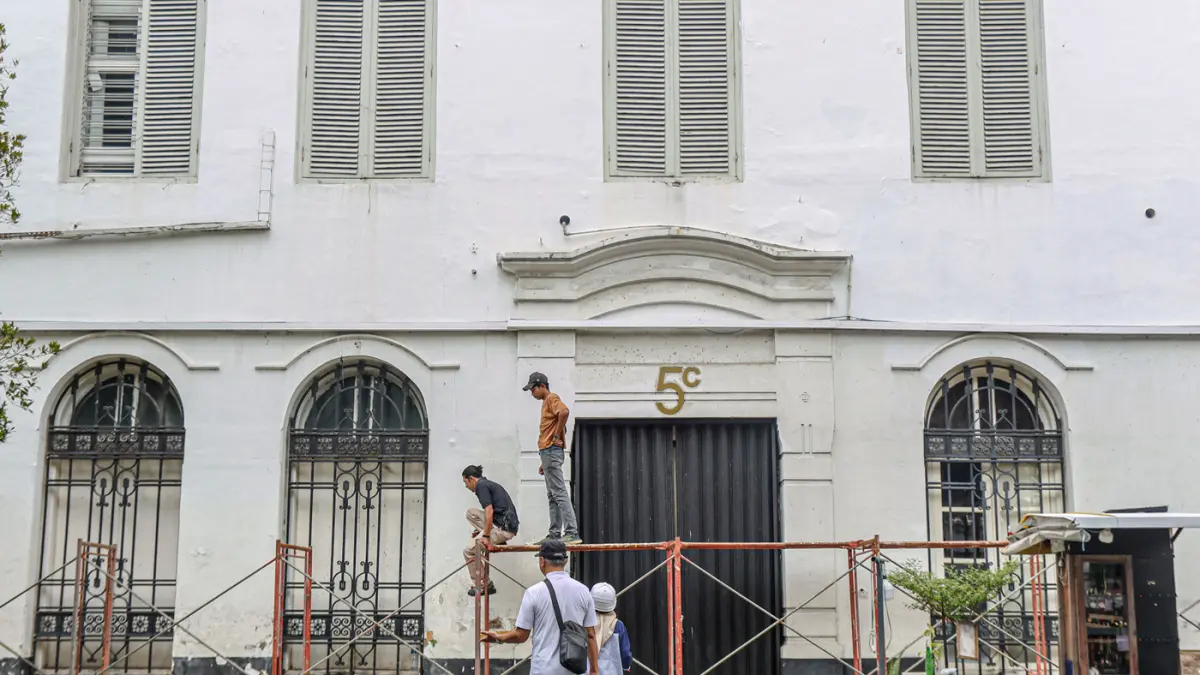 Pekerja saat merevitalisasi bangunan di kawasan Kota Tua, Jakarta, Senin (06/04/2026). (Hanung Hambara/Jawa Pos)