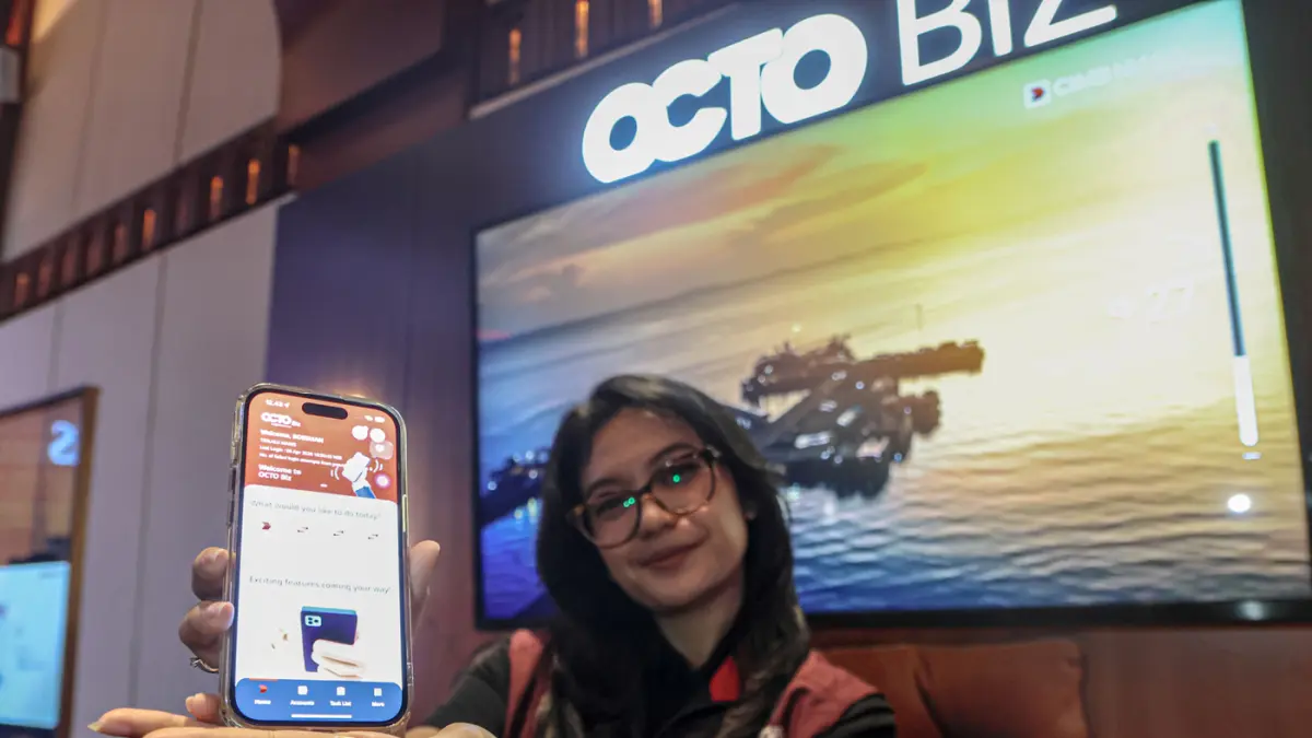 Pelanggan memperhatikan presentasi aplikasi saat acara Press Launch OCTOBIZ di Jakarta, Senin (06/04/2026). (Hanung Hambara/Jawa Pos)
