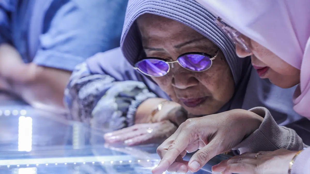 Pengunjung saat berburu perhiasan emas di Wahyu Redjo Gold and Jewellery, Plaza Surabaya, Jawa Timur, Senin (7/4/2026). (Riana Setiawan/ Jawa Pos)