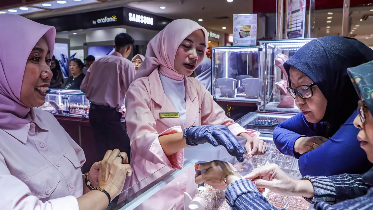Pengunjung saat berburu perhiasan emas di Wahyu Redjo Gold and Jewellery, Plaza Surabaya, Jawa Timur, Senin (7/4/2026). (Riana Setiawan/ Jawa Pos)