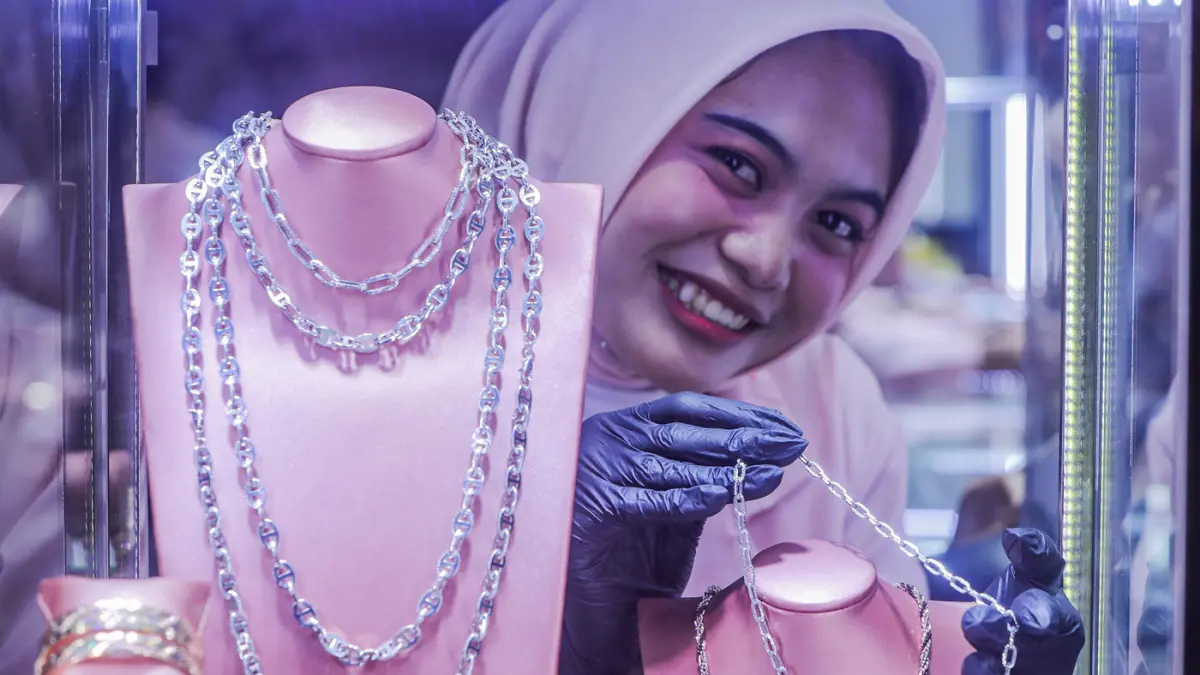 Perhiasan emas di Wahyu Redjo Gold and Jewellery, Plaza Surabaya, Jawa Timur, Senin (7/4/2026). (Riana Setiawan/ Jawa Pos)