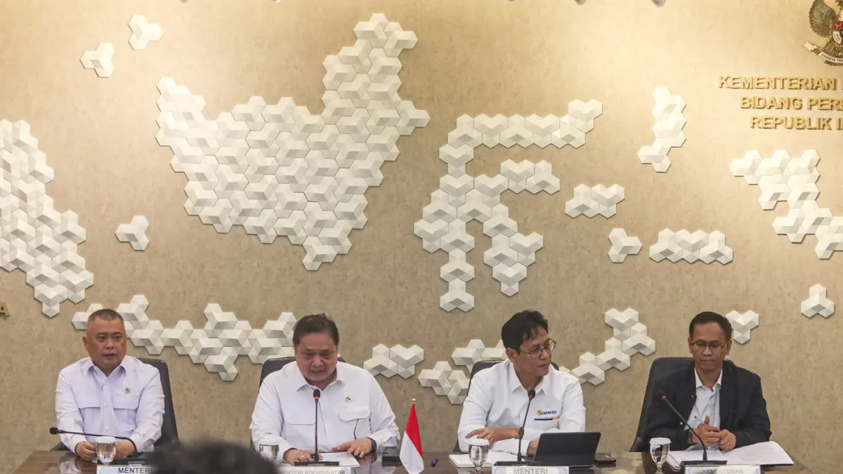 Menteri Koordinator Bidang Perekonomian Airlangga Hartarto (kedua kiri) bersama Menteri Keuangan Purbaya Yudhi Sadewa (kedua kanan), Menteri Perhubungan Dudy Purwagandhi (kiri), dan Deputi Bidang Perekonomian Sekretariat Dukungan Presiden Satya Bhakti Par