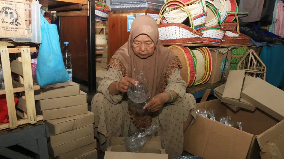 Warga berbelanja kebutuhan rumah tangga berbahan plastik di Pasar Johar, Semarang, Jawa Tengah, Senin (6/4/2026). (Nur Chamim/Jawa Pos Radar Semarang)